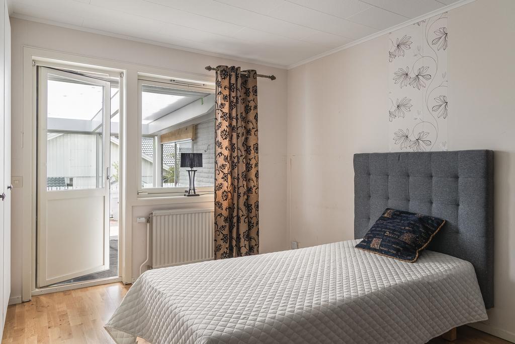 Sovrum med utgång till stora terrassen