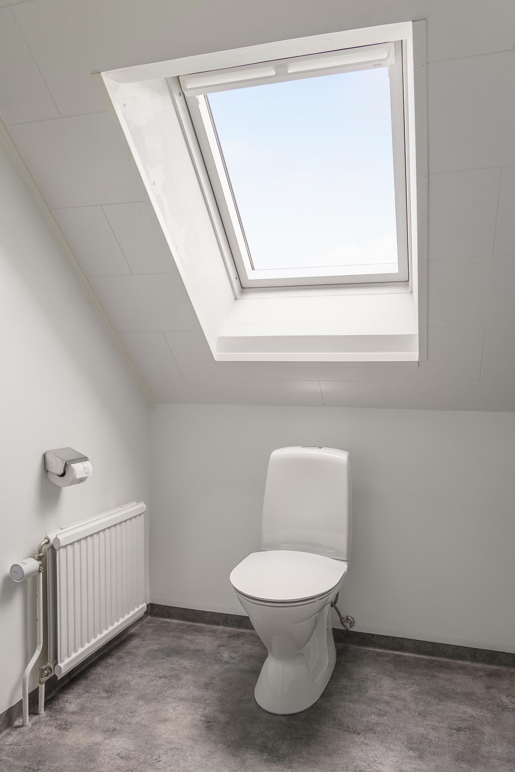 Dusch/wc på ovanvåningen, renoverades 2015