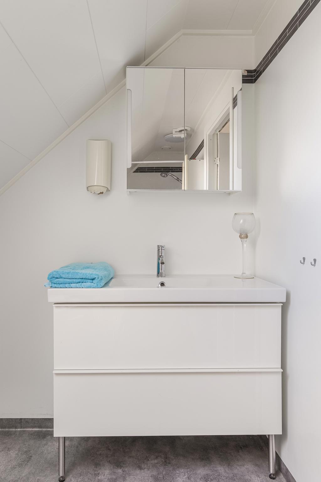 Dusch/wc på ovanvåningen, renoverades 2015