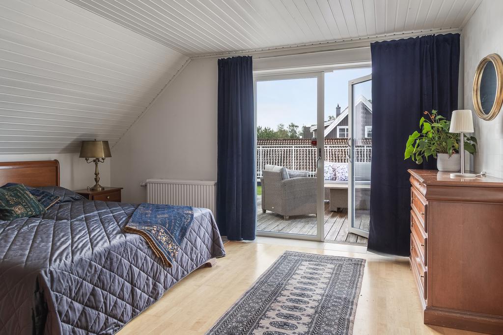 Stora sovrummet med utgång till takterrassen ovanför garaget