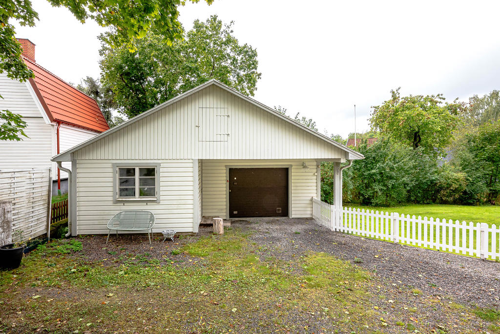 Bra garage med verkstad- och gästrumsdel