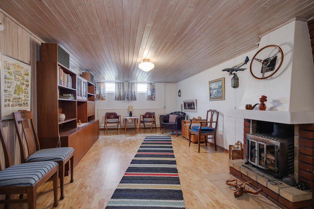 Gillestuga med braskamin