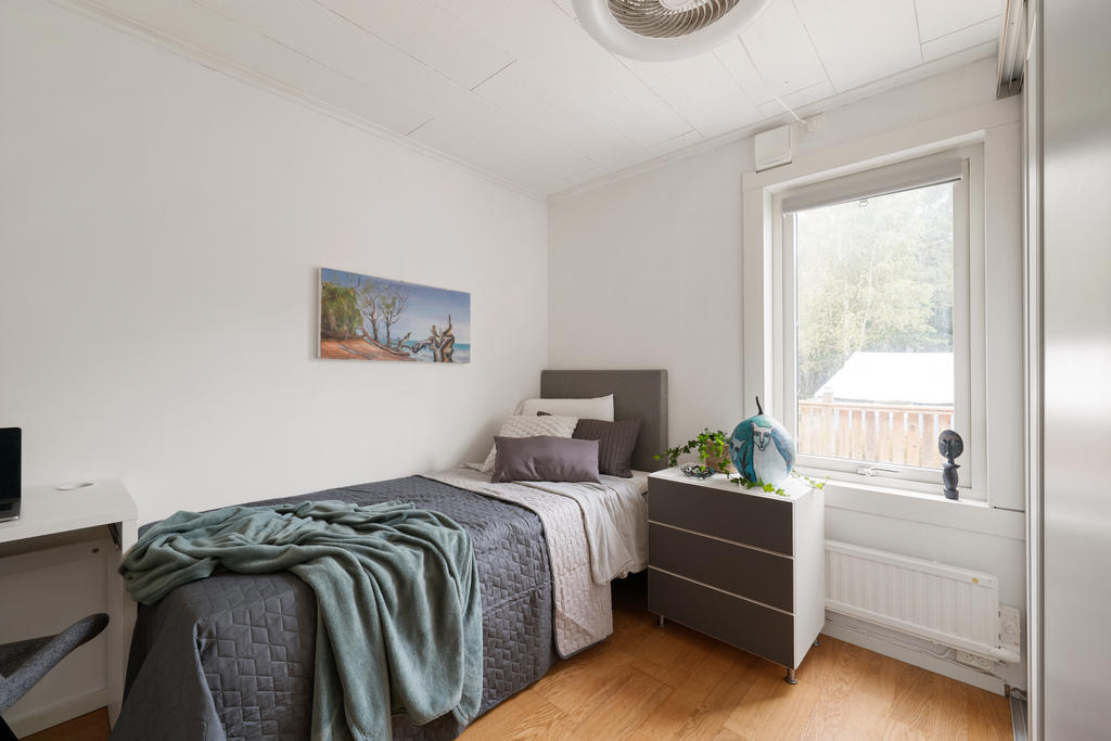 Sovrum 1 ligger intill köket och har skjutdörrsgarderob.
