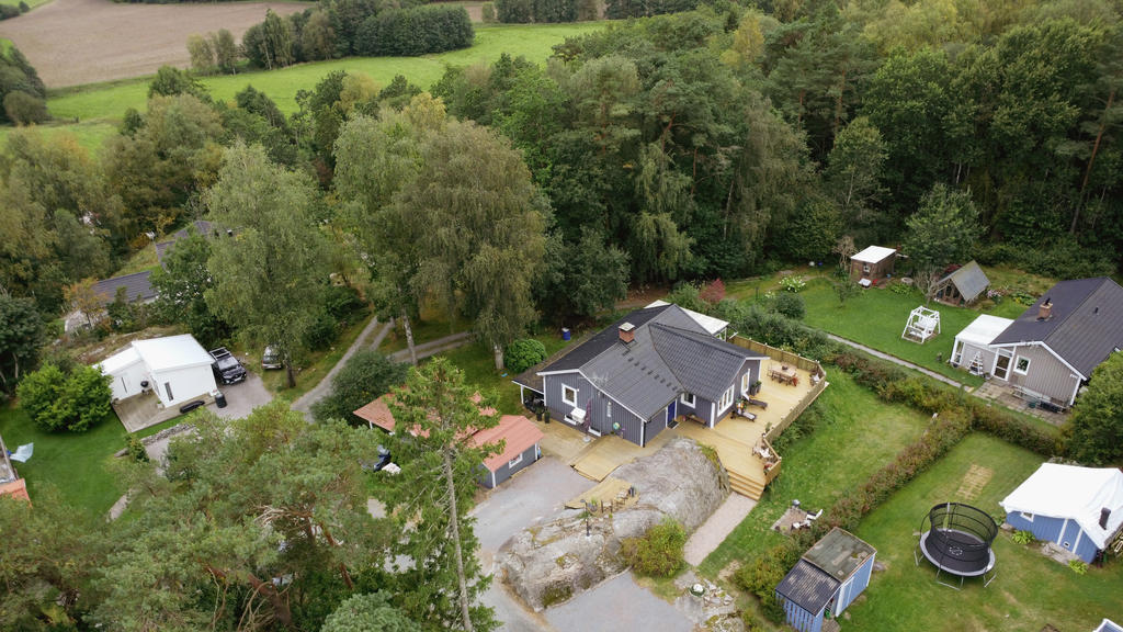 Flertalet parkeringsplatser på tomten och på var sida om berget.