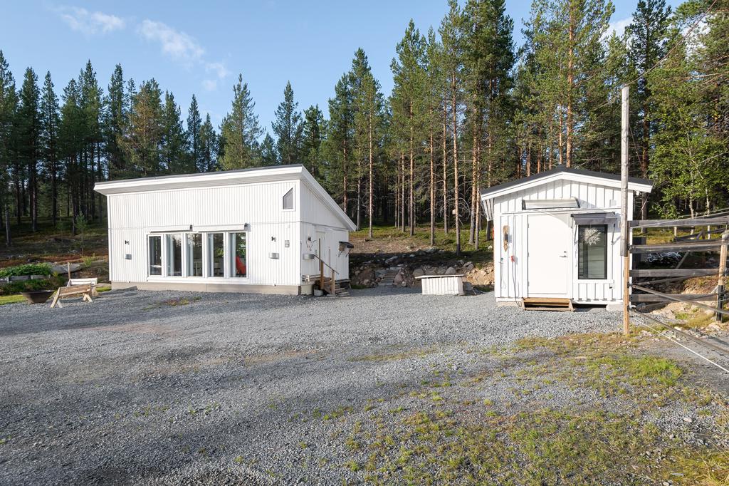 Huvudbyggnad och attefallshus