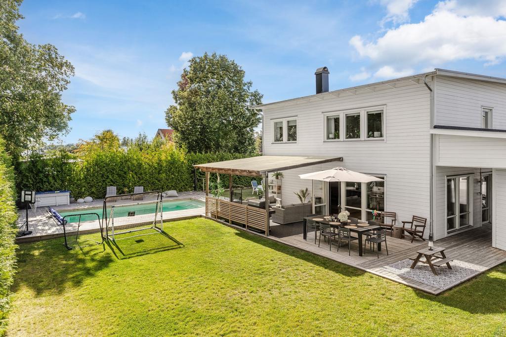 Eftertraktat hörnläge i Pryssgården lugna villakvarter.  