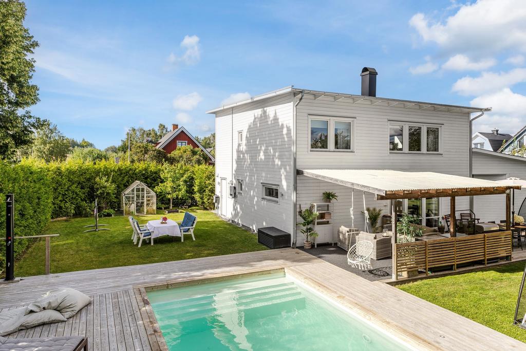 Härlig pool med stort trädäck.