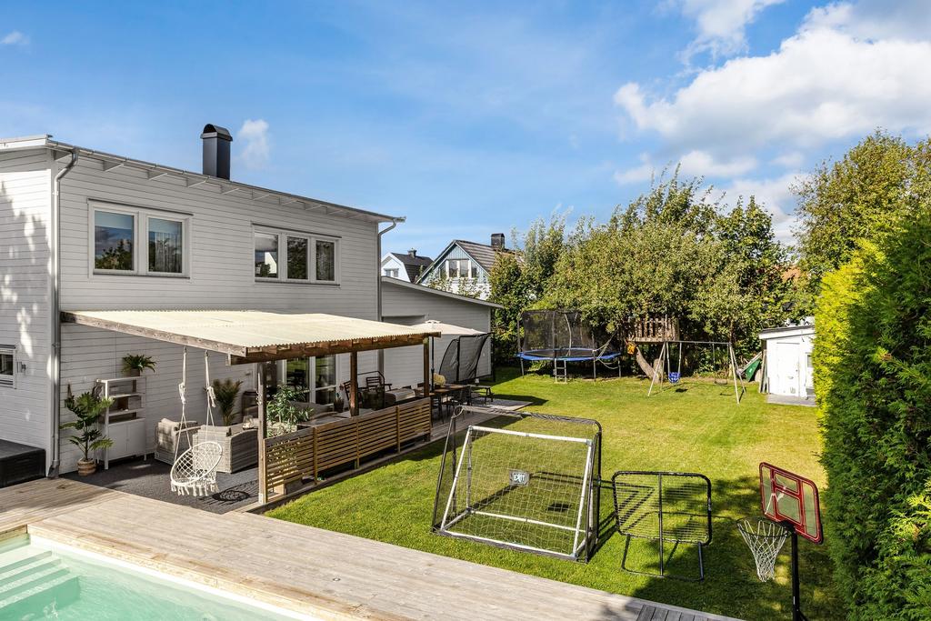 Trädgården erbjuder såväl lek som umgängesytor, pool, växthus och förråd. 