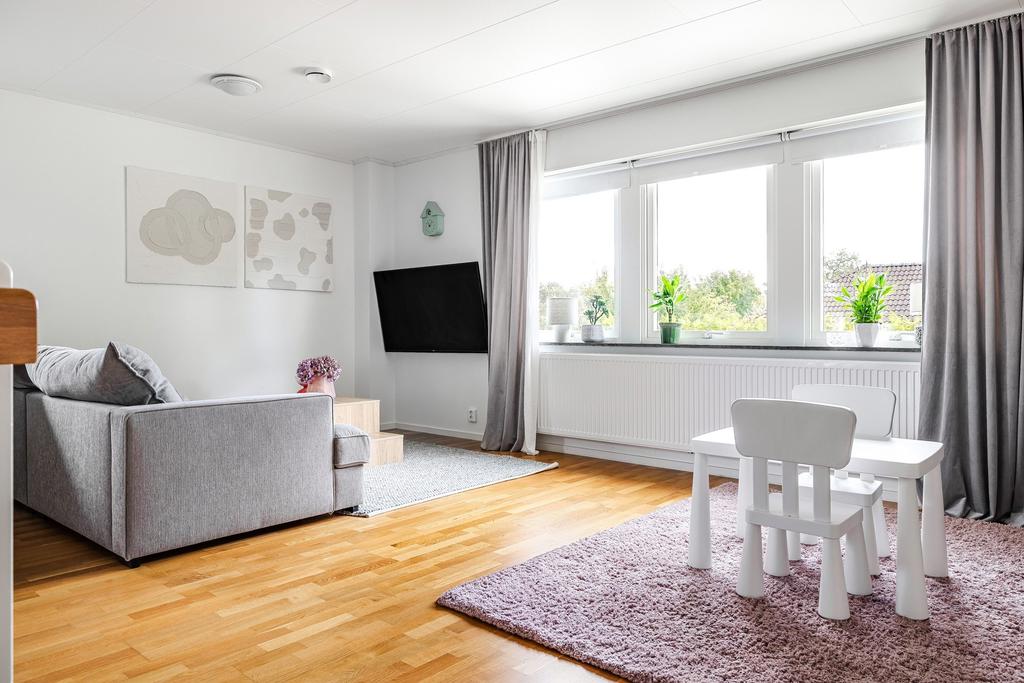 Övre plan: Stort och ljust allrum. 
