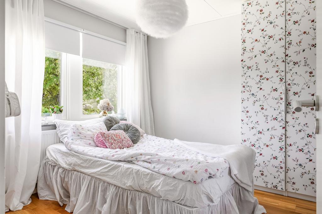 Sovrum 2 med garderober och egen sminkhörna/skrivbordshörna. 