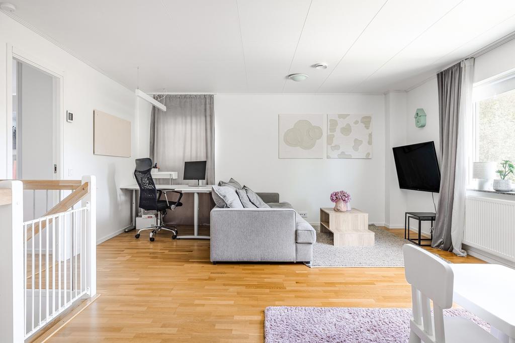 Plats även för arbetshörna. Rummet går att avdela för ett fjärde sovrum. 