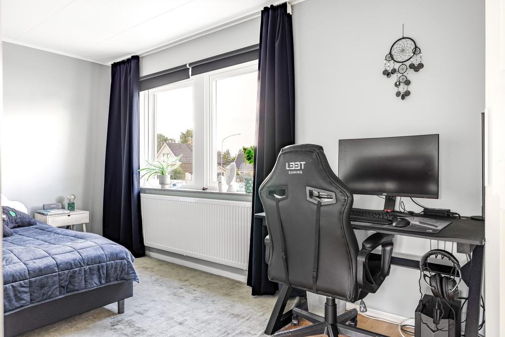 Sovrum 3 med två garderober. 