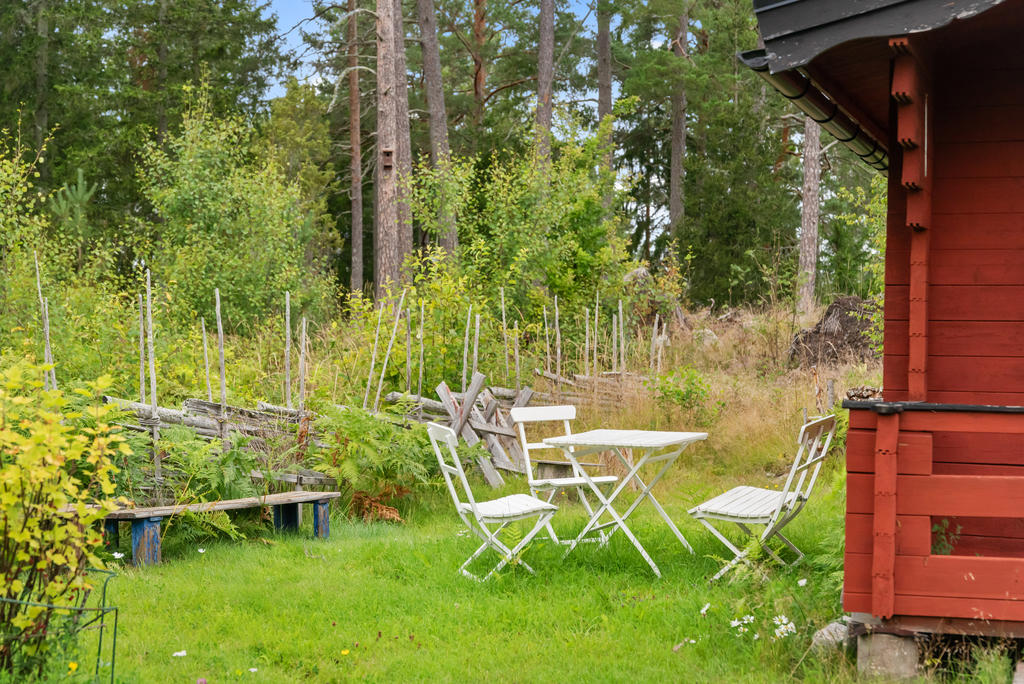 Sittgrupp bakom gäststugan