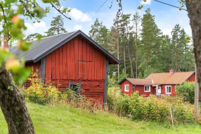 Ladan och Rådavägen 307 i bakgrunden