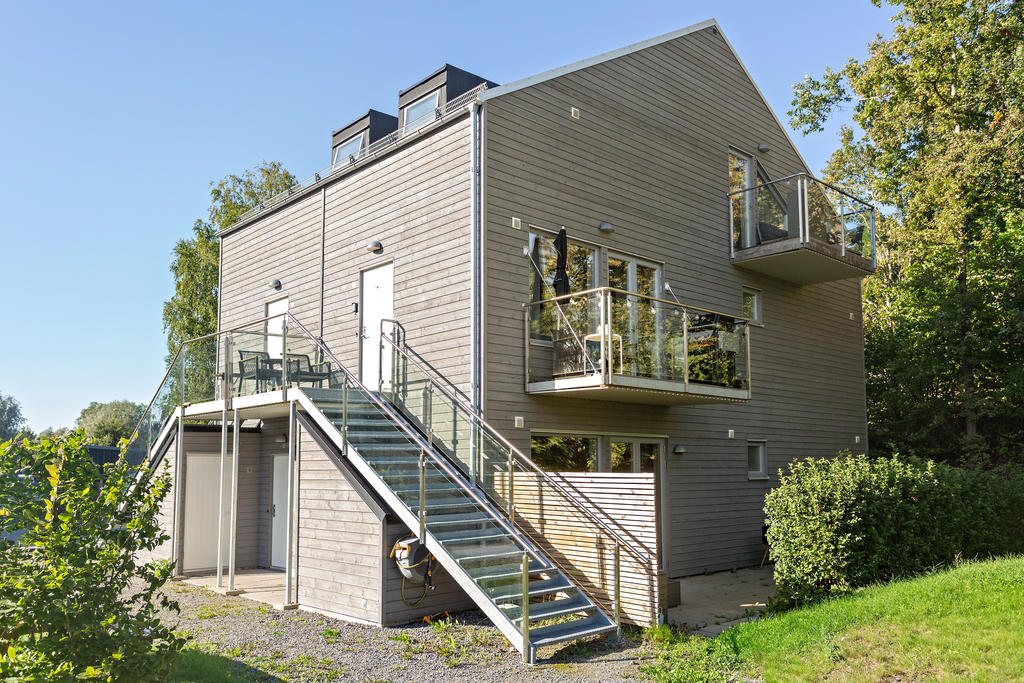 De två övre etagen och balkongerna hör till denna bostad