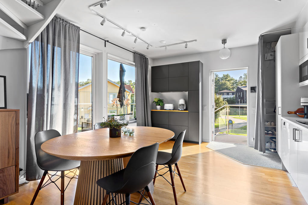 Ljust och öppet med kaffebar och extra förvaring längs med kortsidan