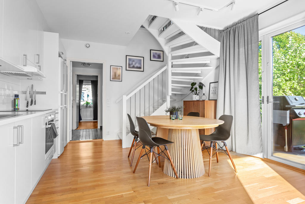 Innanför ligger badrum och ett sovrum