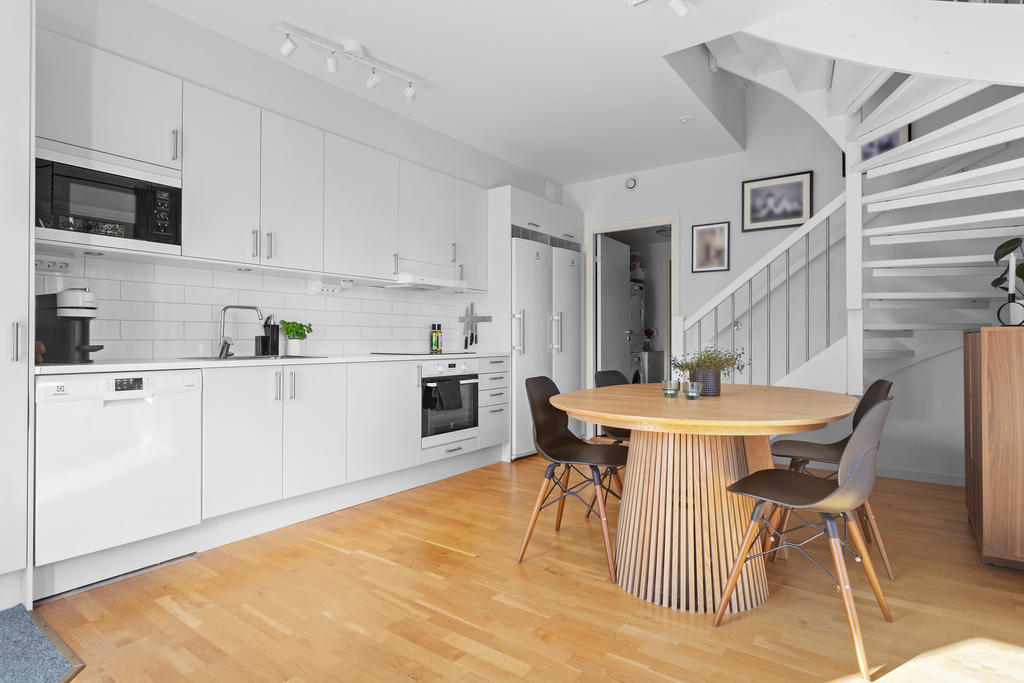 Modernt kök med fullstor kyl och frys