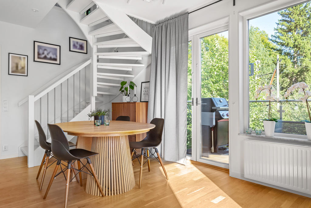 Härliga dubbeldörrar ut mot balkong 1 perfekt för grillen bredvid matplatsen