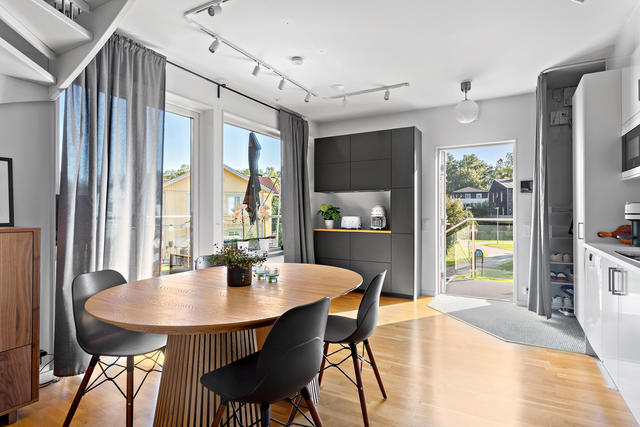 Ljust och öppet med kaffebar och extra förvaring längs med kortsidan