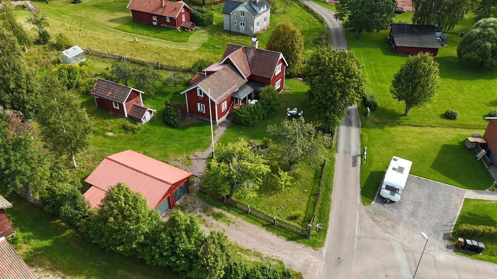 Vy över garage, "Källarstugan" och boningshuset