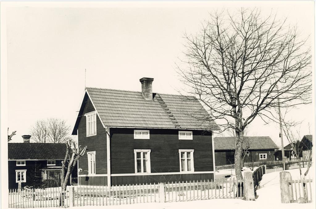 Knisgården Bäsna ca 1950, innan man flyttade samman de båda husen