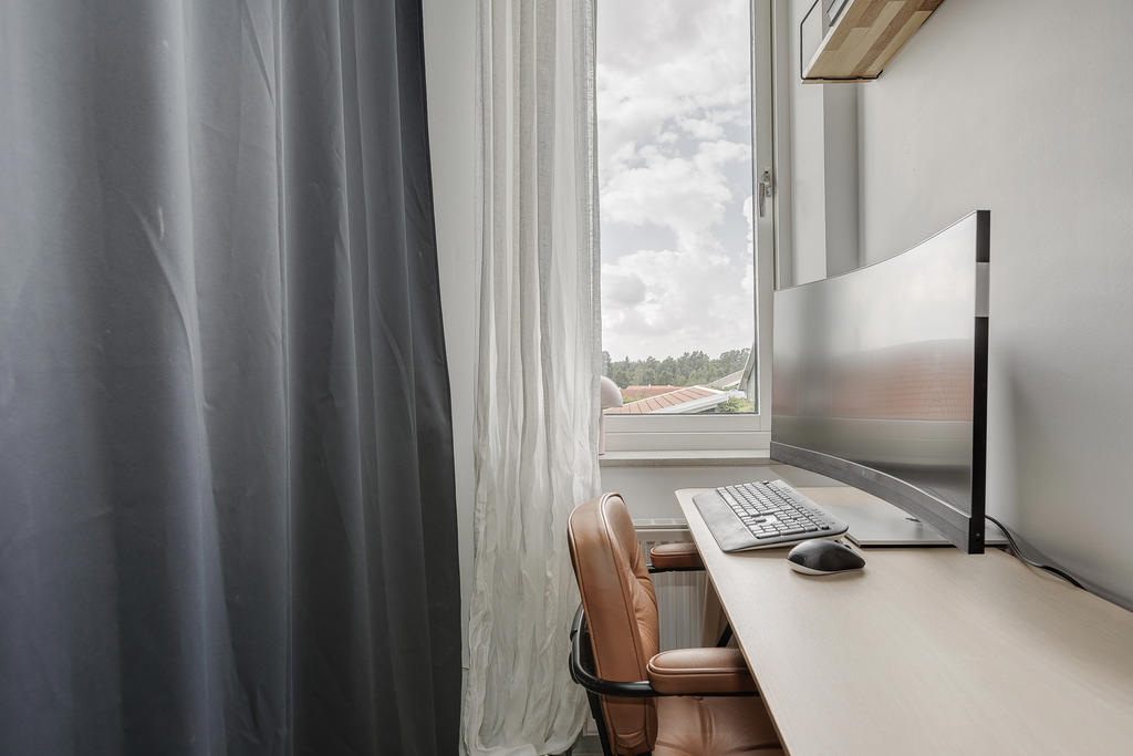 Klädkammare med liten arbetsplats 