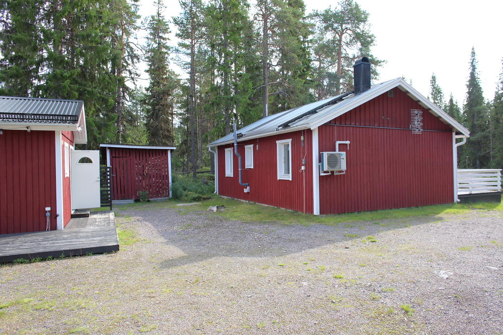 Bastubyggnad och huvudbyggnad med vedbod i mitten 