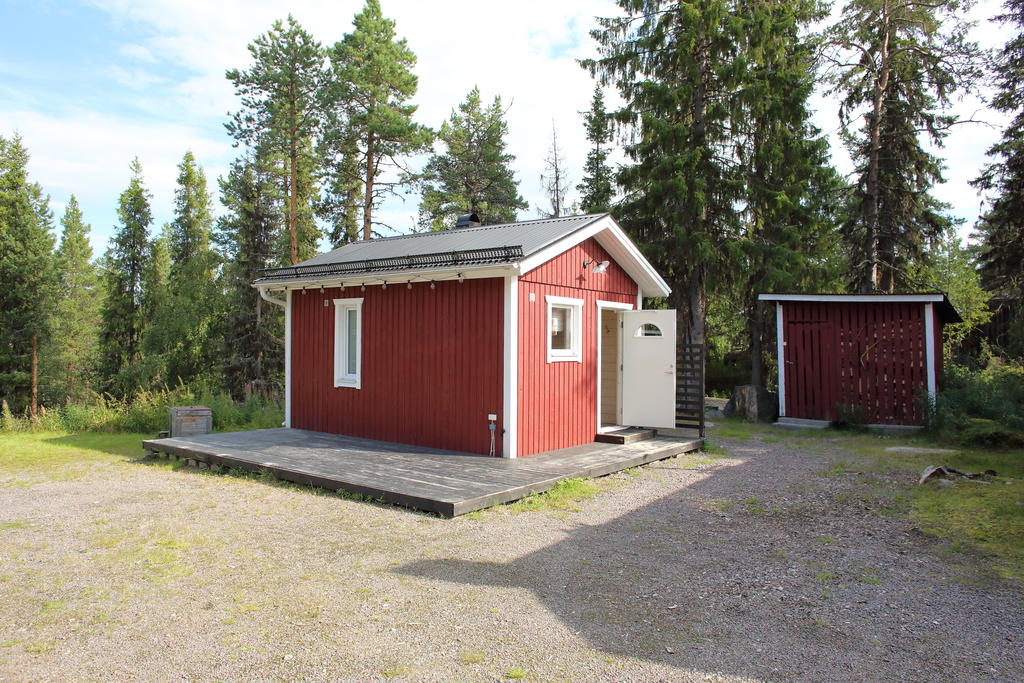 Bastubyggnad med soldäck och möjligheter att ha badtunna