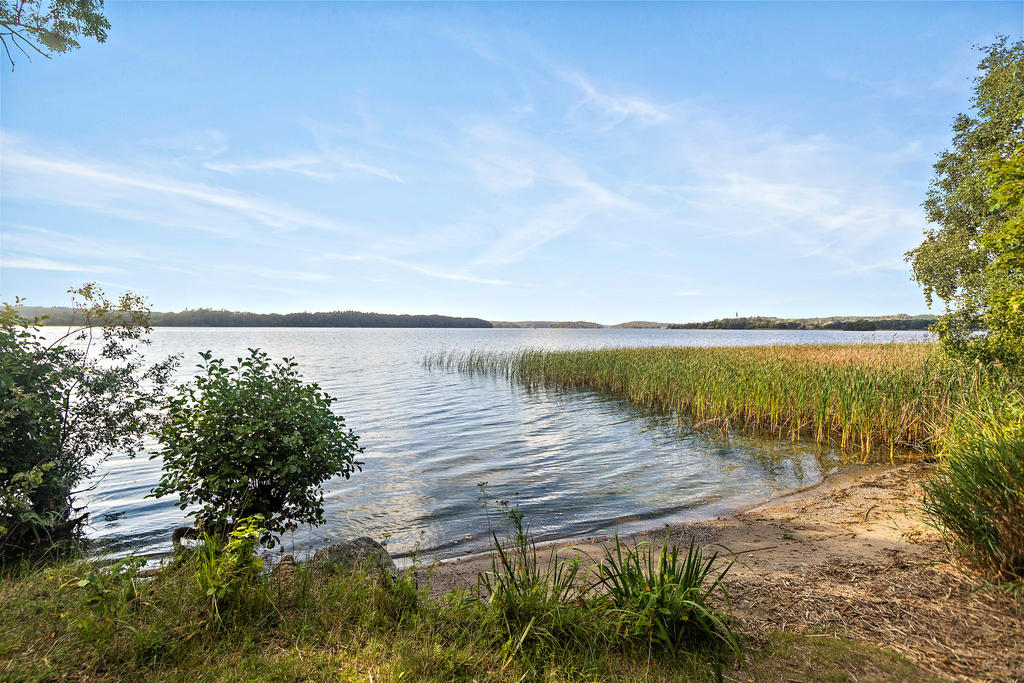 Sandstrand nedanför fastigheten