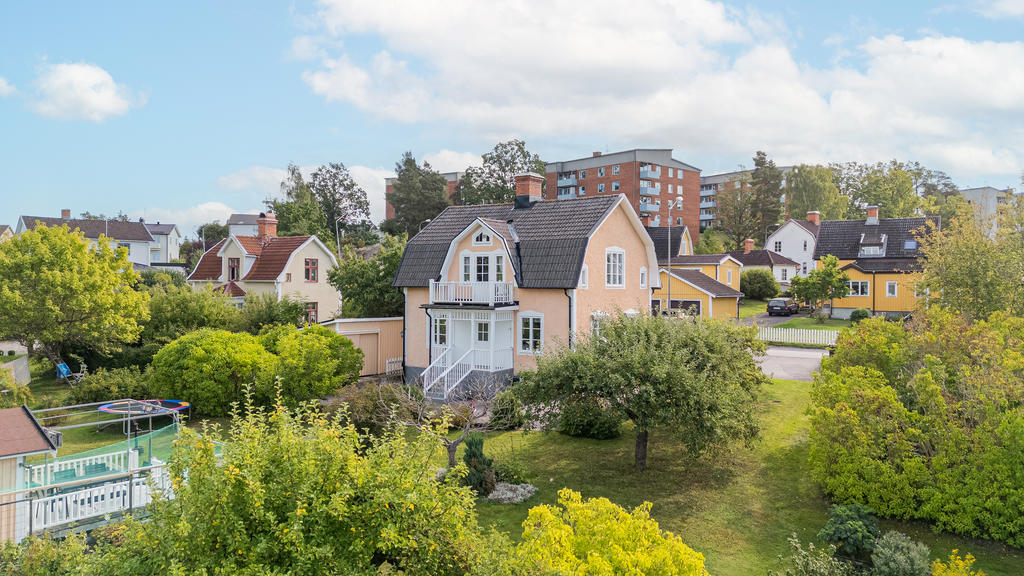 Charmig villa med gästhus, härlig trädgård och tre sovrum