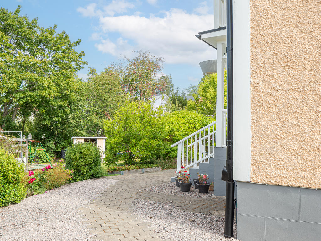 Grönskande trädgård i fint solläge