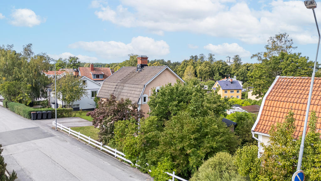 Asfalterad biluppställningsplats med elbilsladdare