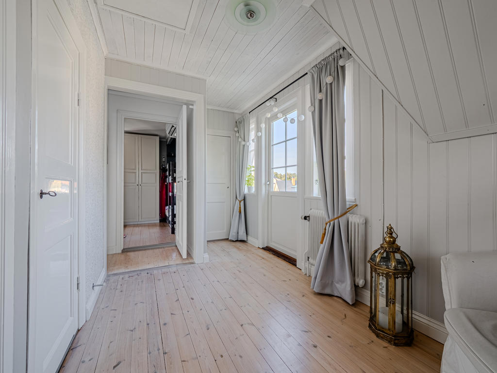 Hall övre plan med utgång till balkongen