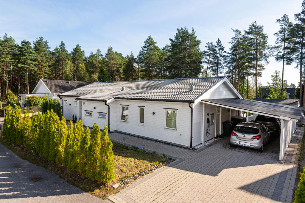 Huset har en carport med plats för två bilar samt elstolpe
