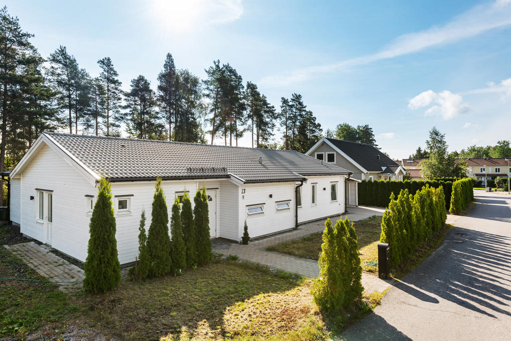 Välkommen till en generös enplansvilla med möjlighet till generationsboende genom den smarta planlösningen. 