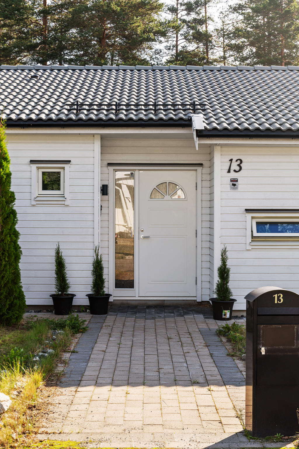 Välkommen till en generös enplansvilla med möjlighet till generationsboende genom den smarta planlösningen. 