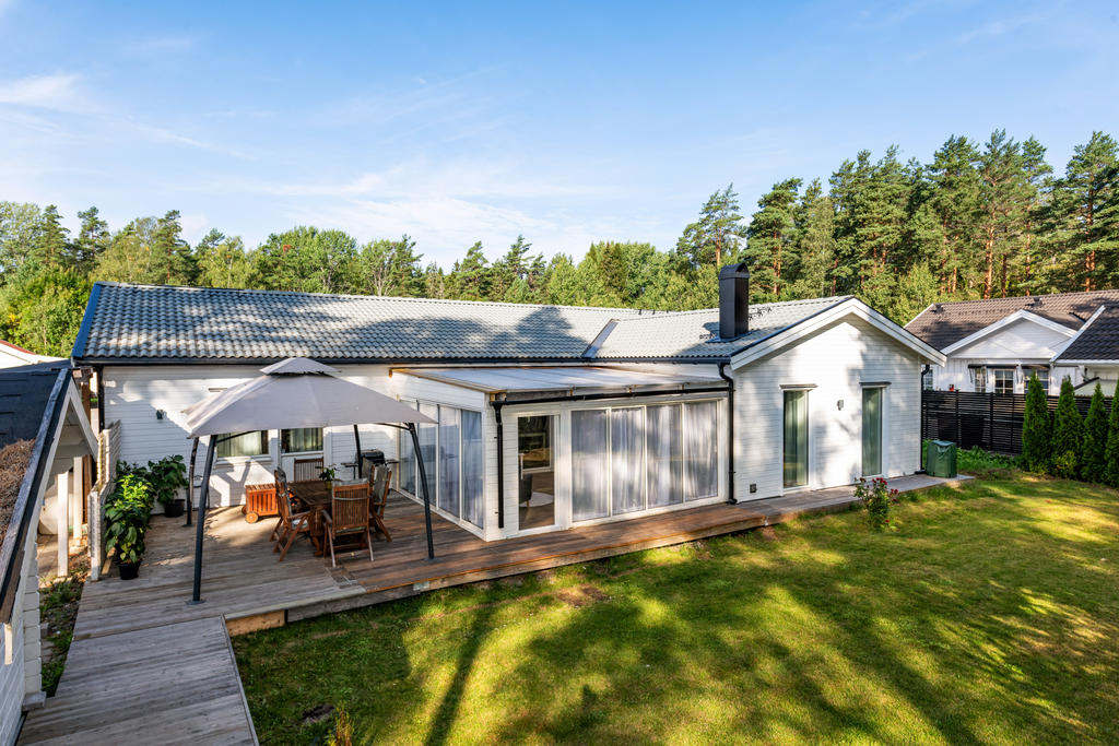 Den välskötta Fiskarhedenvillan från 2018 ligger vid gatans slut i en riktigt mysig och populär del av Rimbo. 