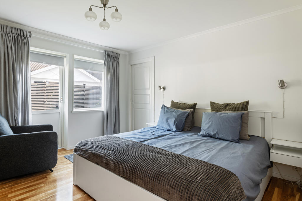 Intill matsalen ligger ett stort sovrum som är som en privat del av huset. 
