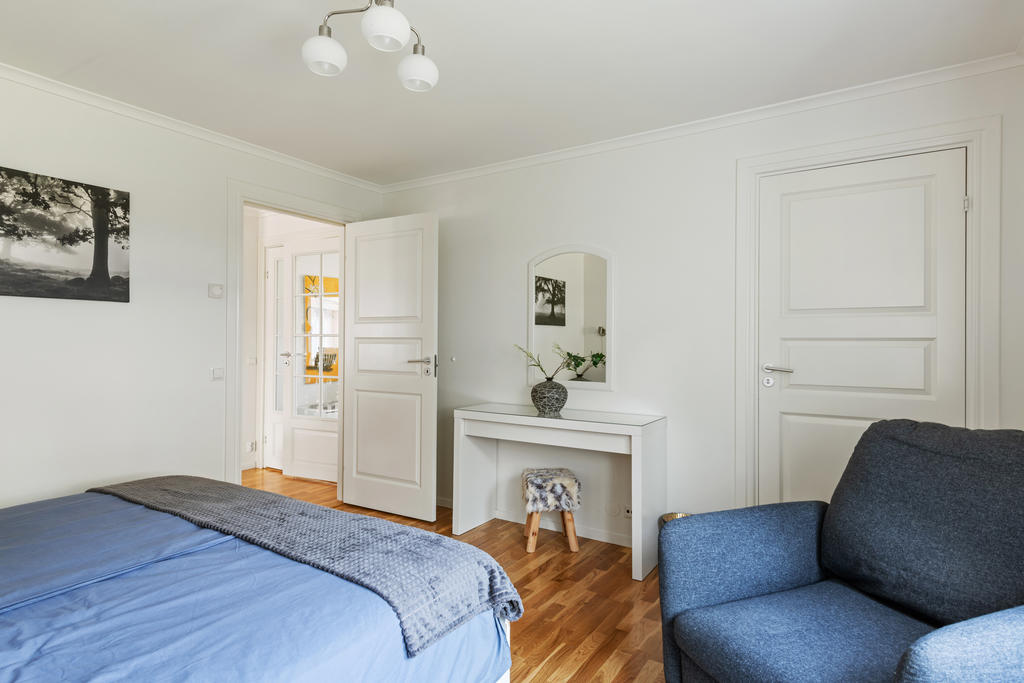 Intill matsalen ligger ett stort sovrum som är som en privat del av huset. 