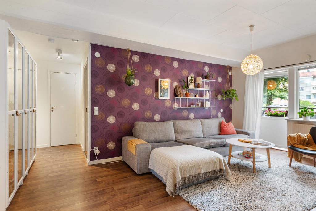 Mysigt vardagsrum med plats för stora soffan, bokhylla, läshörna