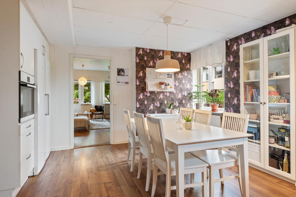 Generöst kök med gott om förvaringsutrymmen, arbetsytor och plats för ett rejält matbord.