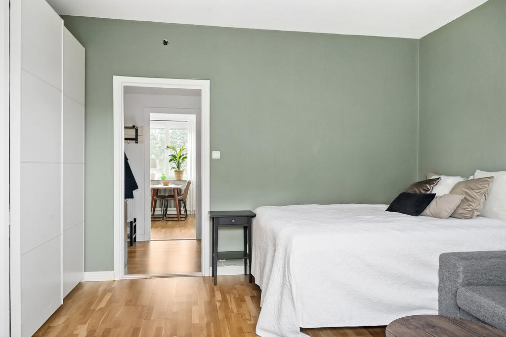 Vy från vardagsrum mot hall och kök