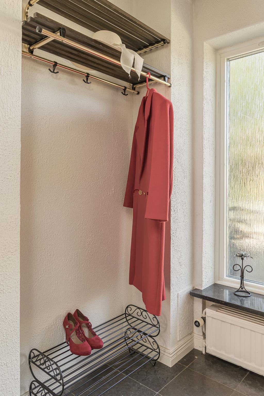Hall med plats för avhängning av ytterkläder och skor.