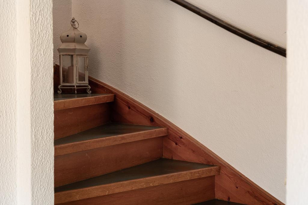 Trappa i trä med handledare, som förbinder bostadens båda plan.