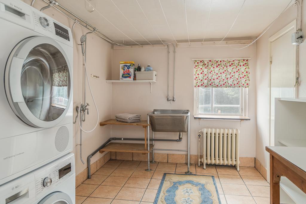 Tvättstugan är utrustad med tvättmaskin, torkmöjlighet och arbetsbänk. 