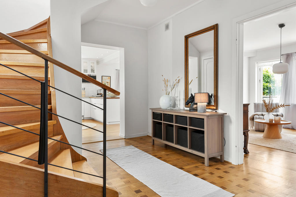 Generös och välkomnande hall med separat avhängning
