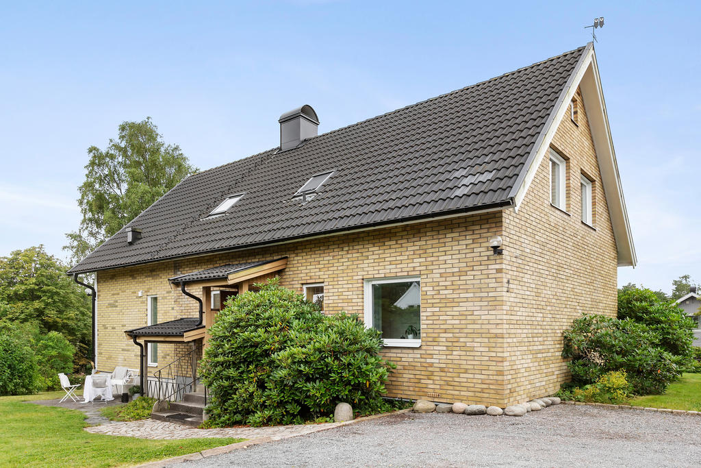 Här erbjuds många rum och ytor med smakfulla renoveringar