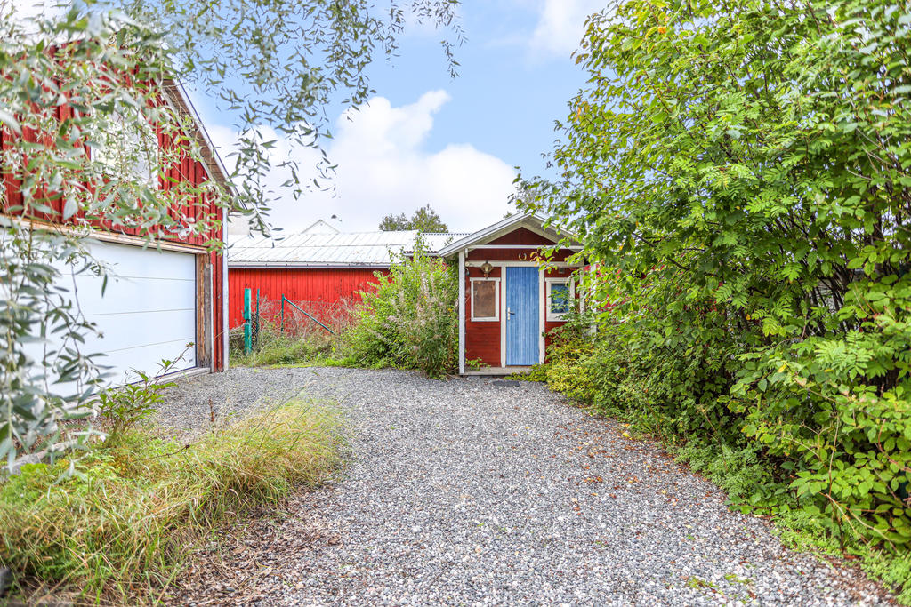 Garage och lekstuga/gäststuga