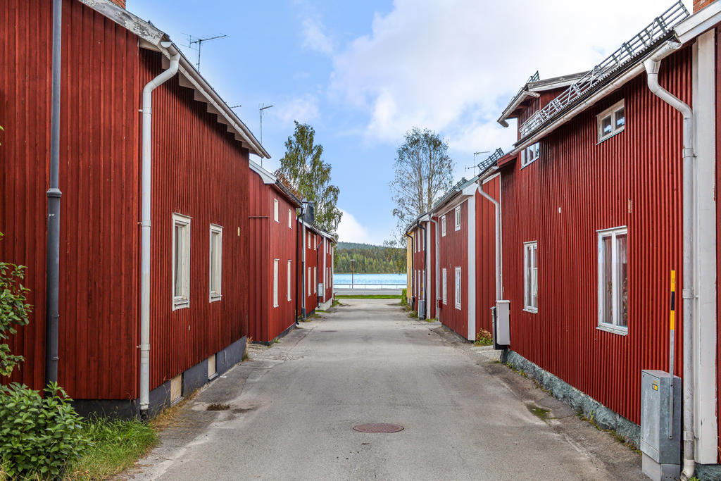 Gatuvy ned mot älven